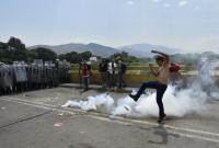Красный Крест сообщил, что его эмблему использовали незаконно на границе Венесуэлы