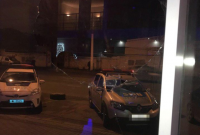"Хотела покататься": пьяная одесситка разбила кирпичом витрину автосалона