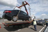 Коммунальным службам Киева разрешили убирать с улиц брошенные авто
