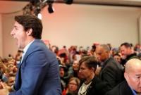 В Канаде Трюдо провел встречу с избирателями в бронежилете и окружении охраны