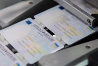 Більшості українців замінять звичайні паспорти на пластикові