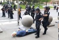 Упал замертво: появилось видео жестокого обращения полицейских с пожилым протестующим в США