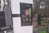 На Київщині пенсіонерку позбавили землі та змусили охороняти могилу сина, - ЗМІ