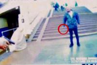 В столичном метро мужчина бросался с ножом на полицейского и пассажиров: задержали со стрельбой