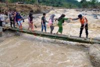 В результате наводнения в Индонезии погибли уже более полусотни человек