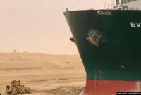 Щоб зрушити з місця судно, яке перешкоджає руху в Суецькому каналі, може знадобитись кілька тижнів