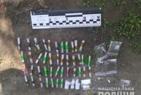 Киевлянин выбросил из окна квартиры наркотики во время обыска Киевлянин выбросил из окна квартиры наркотики во время обыска