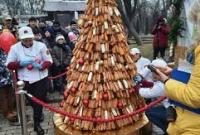 В Киеве построили елку из 1,5 тысячи эклеров В Киеве построили елку из 1,5 тысячи эклеров
