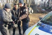 В Полтаве возле суда задержали неизвестного с оружием и наркотиками В Полтаве возле суда задержали неизвестного с оружием и наркотиками