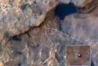 В NASA показали снимок аппарата Curiosity, сделанный с орбиты Марса В NASA показали снимок аппарата Curiosity, сделанный с орбиты Марса