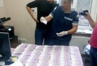 Полиция задержала таможенника, который "заработал" на растаможке автомобилей 300 тыс. грн Полиция задержала таможенника, который "заработал" на растаможке автомобилей 300 тыс. грн