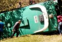 В Колумбии три человека погибли в результате падения микроавтобуса в пропасть В Колумбии три человека погибли в результате падения микроавтобуса в пропасть